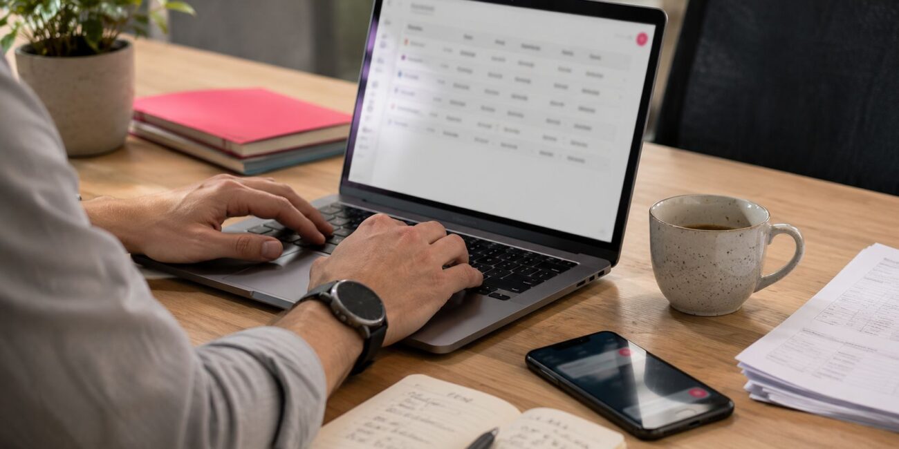 Hand eines Einkaufsspezialisten bei der operativen Beschaffung am Laptop